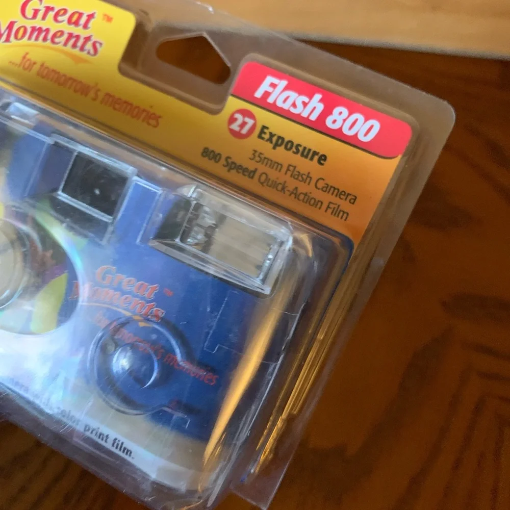 Great Moments Flash 800 35mm Flash Camera Quick Action Speed Expired 2006 New